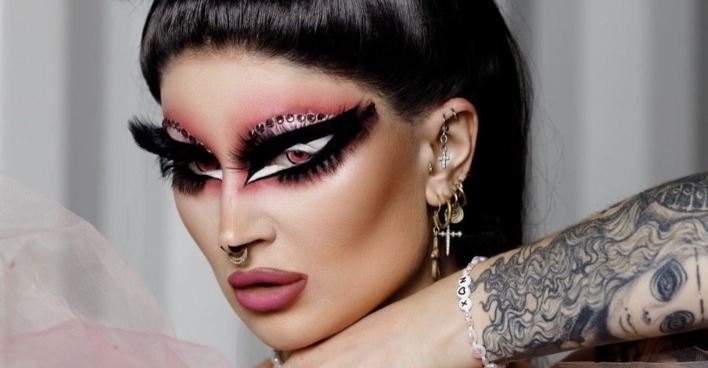 Drag-Künstlerin Pandora Box hat ein starkes Make Up und schwarze Haare.