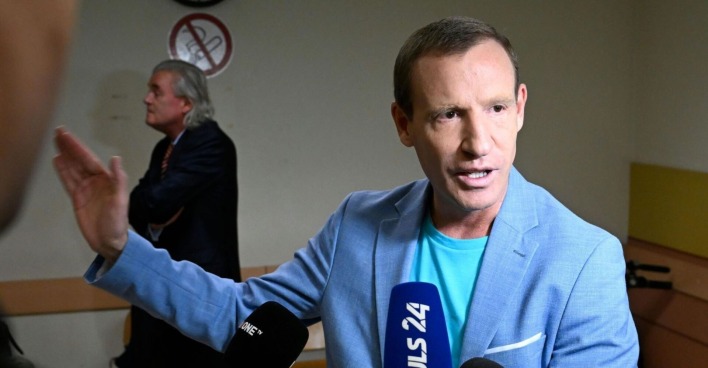 Stefan Petzner vor Mikrofonen, er wirkt aufgebracht