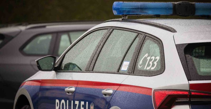 Ein Polizeiauto im Regen.
