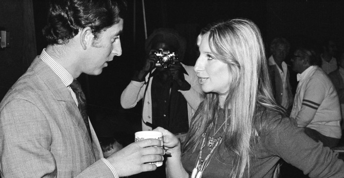 Prince Charles und Barbara Streisand im Jahre 1974 am Set von "FunnyGirl." Sie unterhalten sich und trinken eine Tasse Tee.