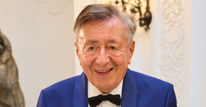 Baumeister Richard Lugner trägt einen dunkelblauen Anzug und eine schwarze Fliege.