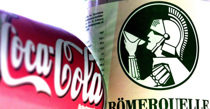 Coca-Cola-Dose und eine Römerquelle-Flasche