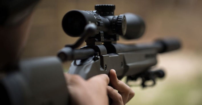 Ein Menschen mit einem Luftdruckgewehr.