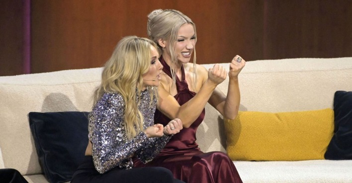 Shirin David (rechts) mit Helene Fischer auf der "Wetten, dass..?"-Couch