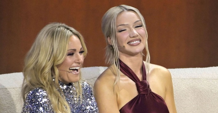 Helene Fischer trägt offene Haare und ein silbernes Top. Shirin David geschlossene blonde Haare und ein rotes Kleid.