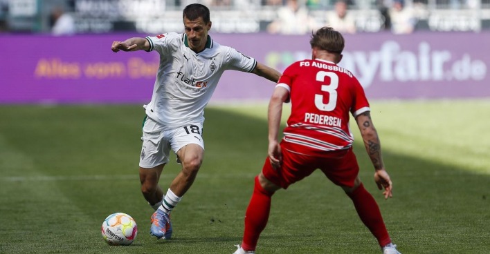 Stefan Lainer im Duell mit einem Freiburg-Gegenspieler.