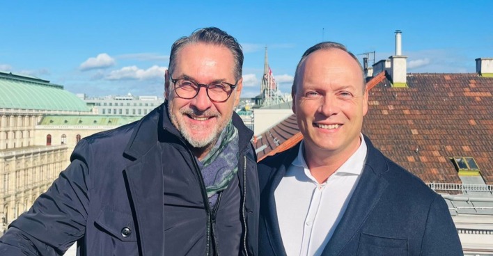HC Strache und Christian Höbart vor den Dächern Wiens