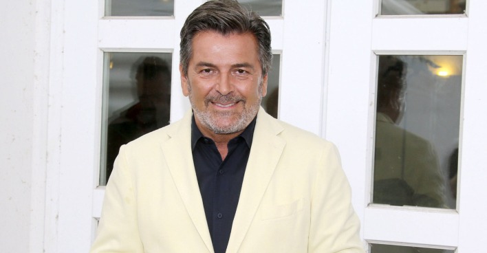 Thomas Anders hat kurze graue Haare und einen cremefarbenen Anzug. Darunter ein schwarzes Hemd.