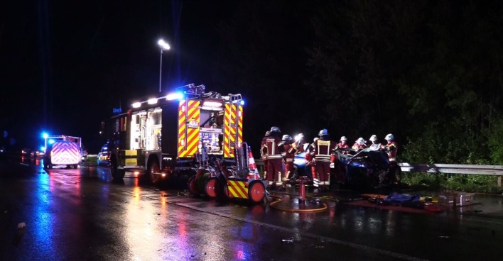 Einsatzkräfte bei Nacht auf der A1 Westautobahn.