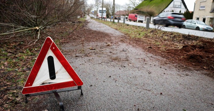 Warndreieck an einer Unfallstelle