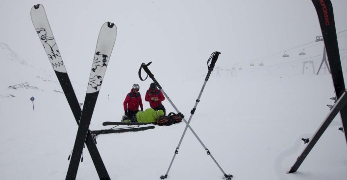 Gekreuzte Ski bei einer Unfallstelle auf der Piste.