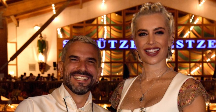 Verena Kerth und Marc Terenzi in weißer Tracht beim Oktoberfest.