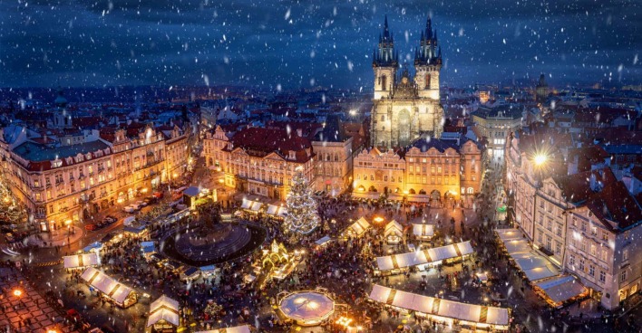 Lichter erstrahlen am Weihnachtsmarkt in Prag.