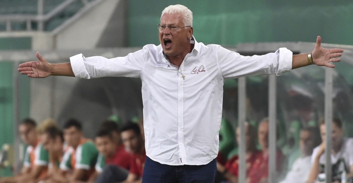 Toni Polster als Trainer der Wiener Viktoria, der seine Mannschaft frenetisch anfeuert