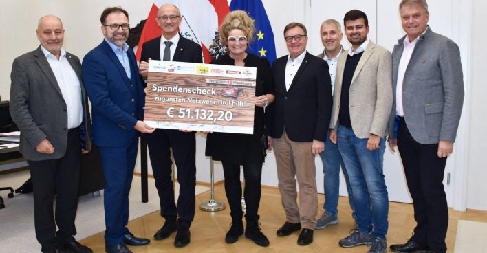 Gruppenbild mit übergroßem Scheck