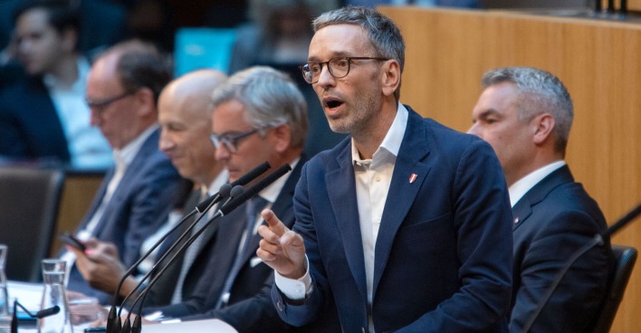 FPÖ-Chef Herbert Kickl bei einer Rede im Nationalrat, Kanzler Karl Nehammer und andere Regierungsmitglieder im Hintergrund