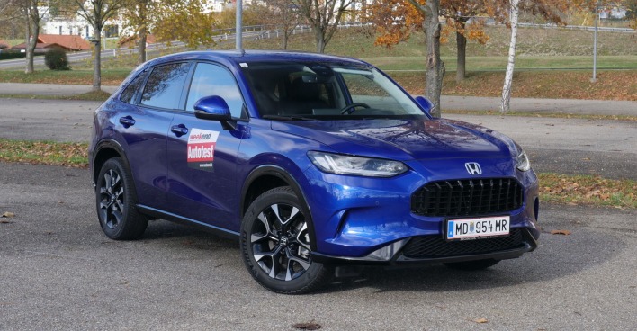 Ein dunkelblauer Honda Z-RV auf einem Parkplatz in herbstlicher Umgebung