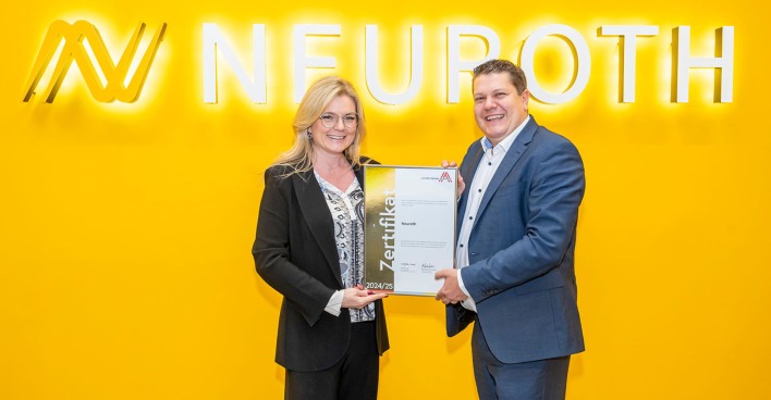 Neuroth-CEO Lukas Schinko mit Monica Rintersbacher, Geschäftsführerin Leitbetriebe Austria im Rahmen der Zertifikatsübergabe
