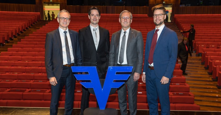 Helmut Winkler (Vorstandsdirektor der Volksbank Vorarlberg), Leo McFall, Gerhard Hamel (Vorstandsvorsitzender Volksbank Vorarlberg) und Sebastian Hazod