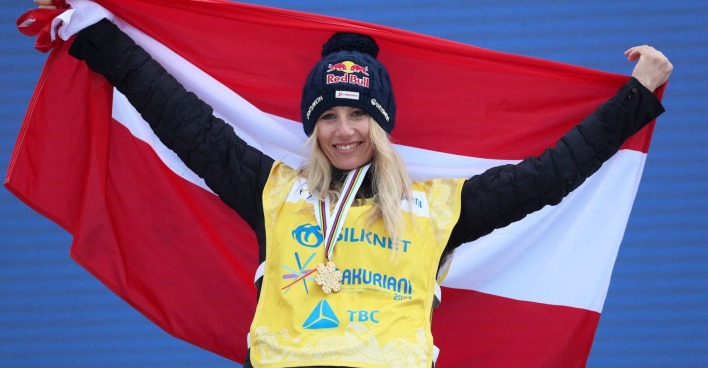 Anna Gasser auf den WM-Podium mit Österreich-Flagge.