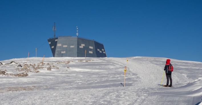 Ein Wintersportler beim Aussichtspunkt Welterbespirale am Krippenstein.