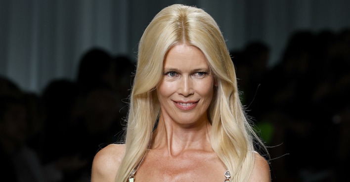 Claudia Schiffer mit offenen, gewellten blonden Haaren auf dem Laufsteg.