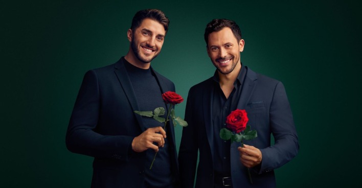 Die Bachelors mit einem dunkelblauen Anzug und einer roten Rose.