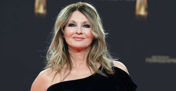 Frauke Ludowig mit offenen blonden Haaren und einem schwarzen Abendkleid.