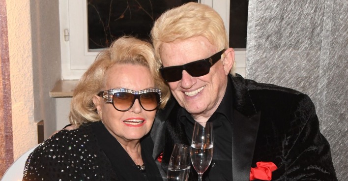 Heino und Hannelore mit blonden Haaren, Sonnenbrillen und Sektgläsern.