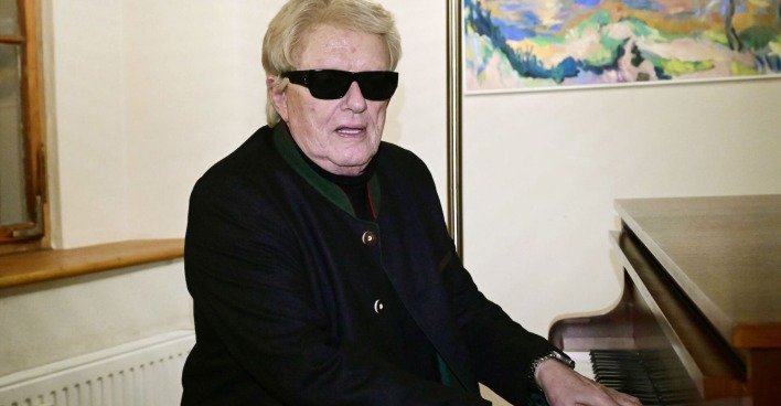 Heino sitzt mit schwarzer Sonnenbrille am Klavier