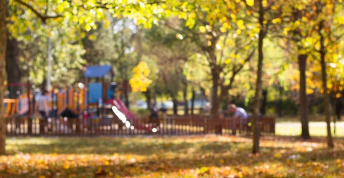 Ein Spielplatz im Winter bzw. Spätherbst.