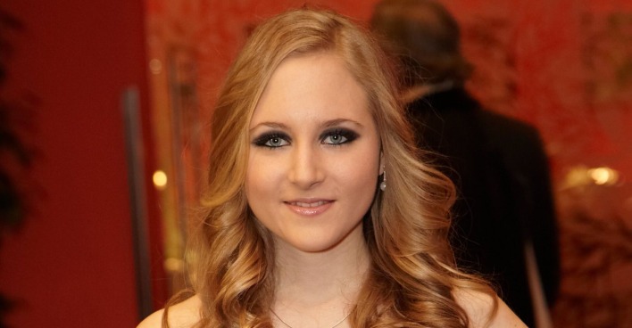 Jaqueline Lugner mit blonden, gewellten Haaren und schwarz geschminkten Augen.