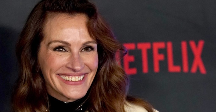 Julia Roberts mit offenen Haaren vor einer NETFLIX Fotowand.