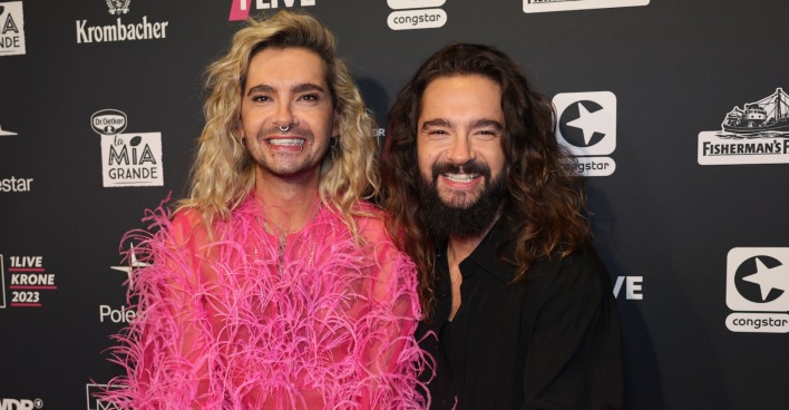 Bill und Tom Kaulitz beim Krone-Award- Bill trägt einen pinken Plüsch-Mantel und Tom ein schwarzes Hemd.