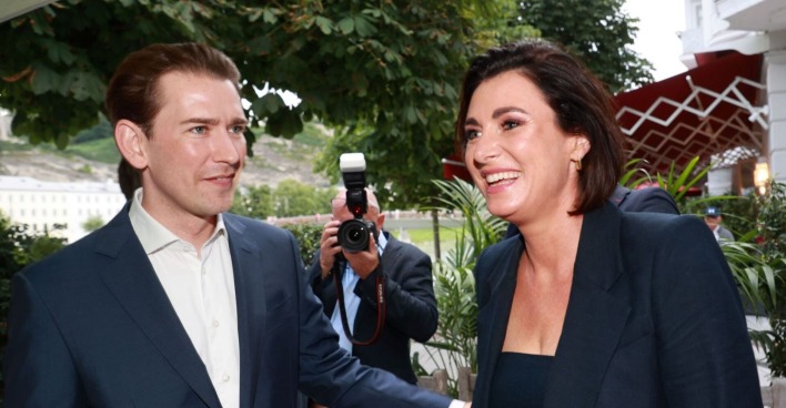 Sebastian Kurz und Elisabeth Köstinger bei einem Termin im Grünen, gelöst und vertaut.
