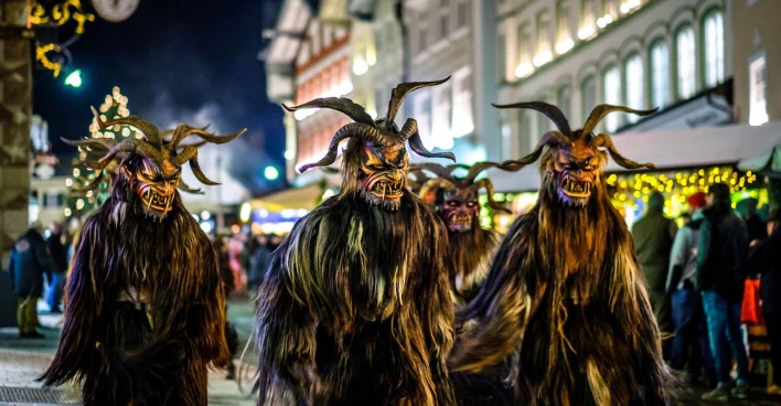 Drei Krampusse bei einem Umzug.