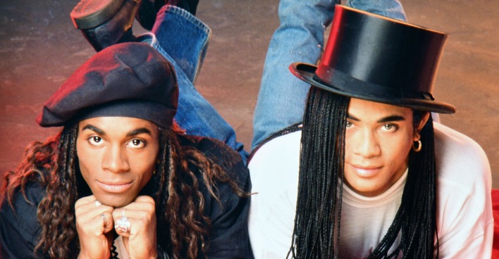 Milli Vanilli mit Hüten bei einem Fotoshooting.