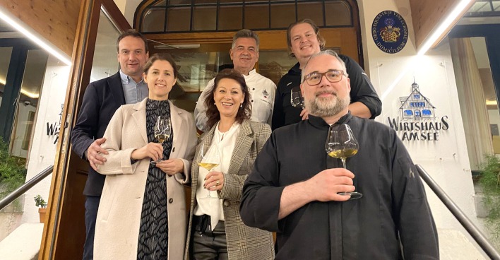 Winzerpaar Markus und Ingrid Iro, Wirtepaar Daniela  und Martin Berthold, Sommelier Florian Rapp und Küchenchef Christoph Neyer alle Wirtshaus am See (v.li.)