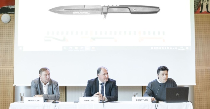 Gerhard Winkler, Leiter des Landeskriminalamts Wien sowie eine Abbildung der Tatwaffe