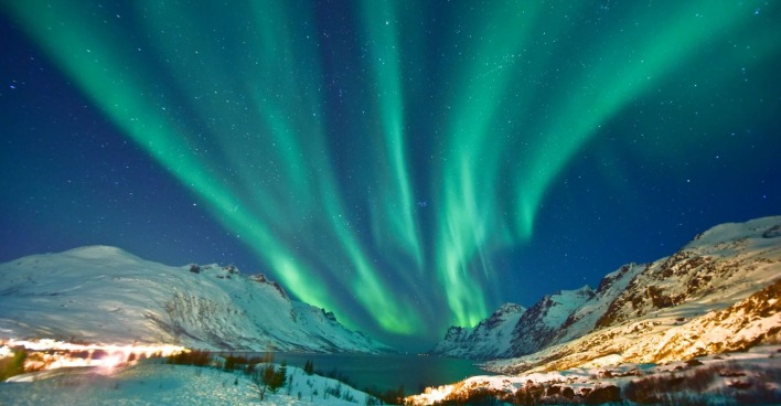Polarlichter über den Bergen