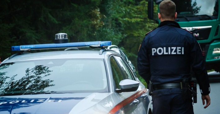 Ein österreischischer Polizist bei einer Verkehrskontrolle.