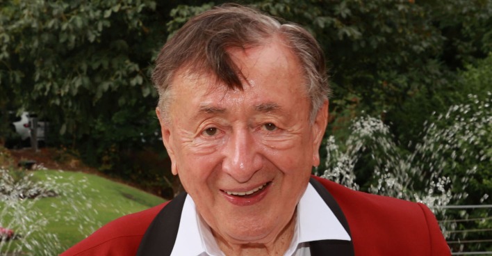 Richard Lugner mit einem roten Sakko.