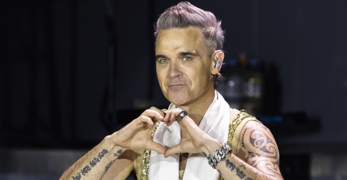 Robbie Williams formt ein Herz