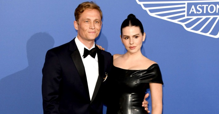 Mathias Schweighöfer und Ruby O. Fee in einem schwarzen Outfit auf dem Red Carpet.