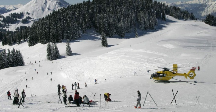 Auf einer Skipiste ist ein Unfall passiert. Der Helikopter ist vor Ort.