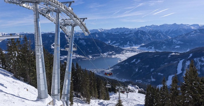Neue Sonnkogelbahn auf der Schmitten mit dem Zeller See und Bergen im Hintergrund