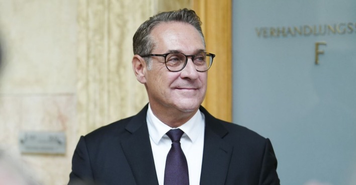 HC Strache im Anzug, mit Krawatte und Brille