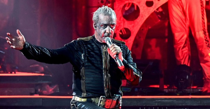 Till Lindemann singt auf der Bühne.