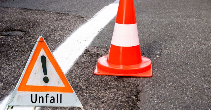 Warndreieck an einer Unfallstelle.