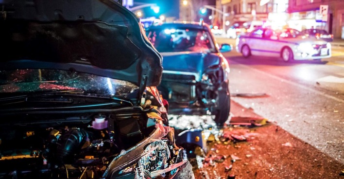 Ein Unfall in einer Stadt in der Nacht.